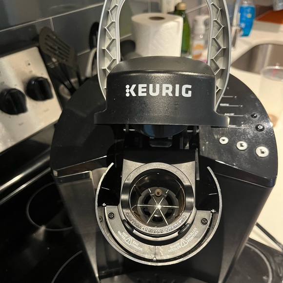 Keurig coffee maker, lightly used, 3 cup sizes and reusable kcup included - Picture 3 of 4